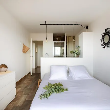 Διαμέρισμα Vue Mer, Terrasse Et Parking Prive Αντίμπ