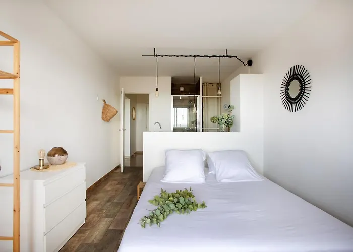 Apartment Vue Mer, Terrasse Et Parking Prive Antibes